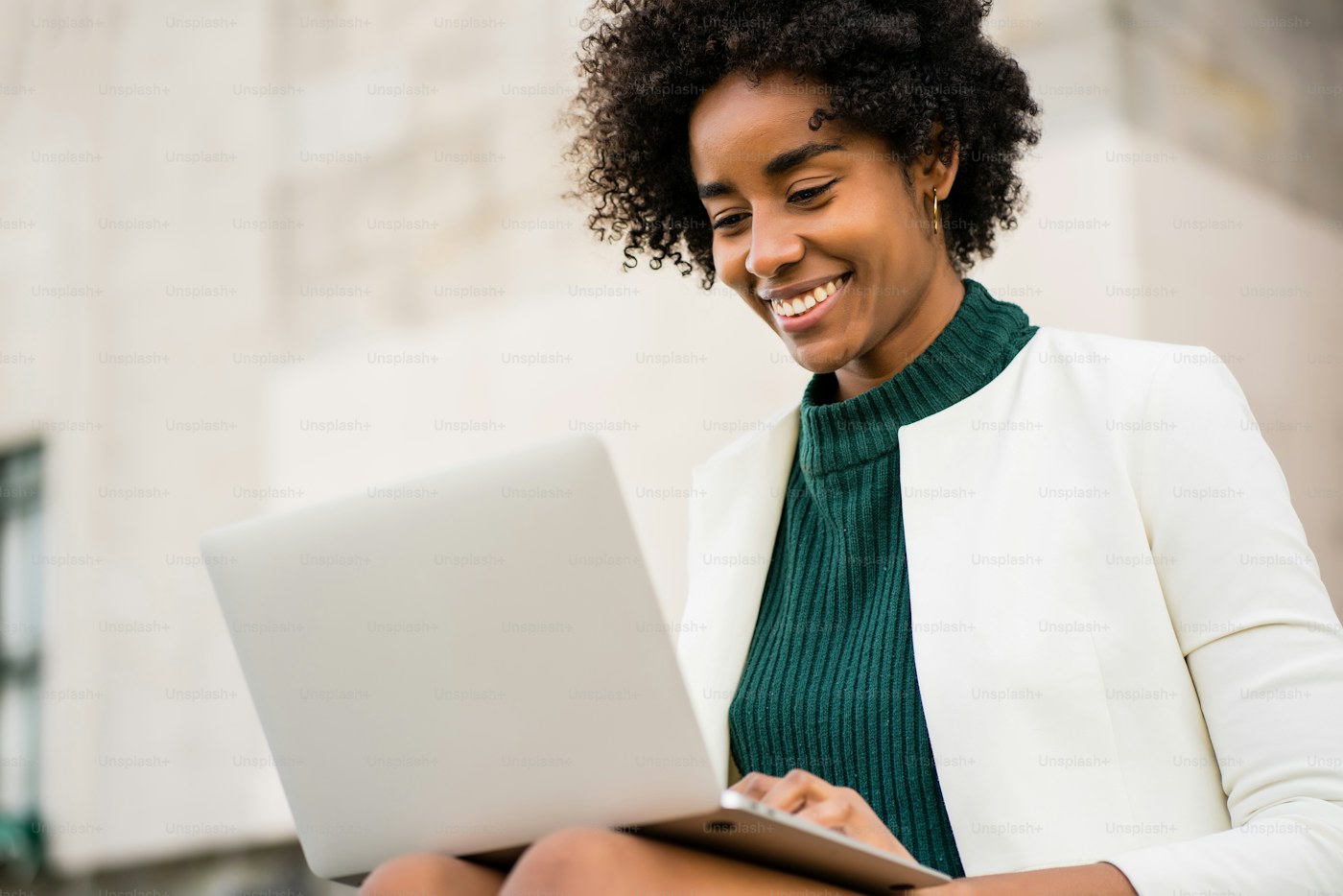 Entrepreneure africaine travaillant avec Tech Pôle Expertise